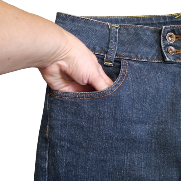 DKNY‎ Jeans Women's Bermuda Cuffed Jean Shorts Sz. 10 - Picture 4 of 10